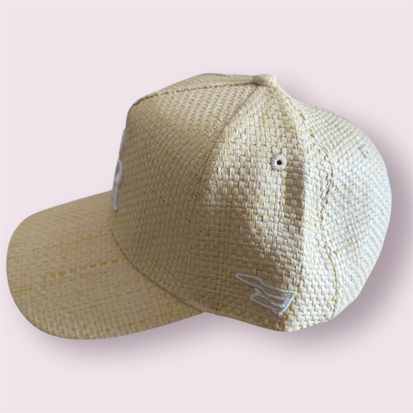 Bad Bunny Puerto Rico residence hat No Me Quiero Ir De Aqui - Picture 5 of 8